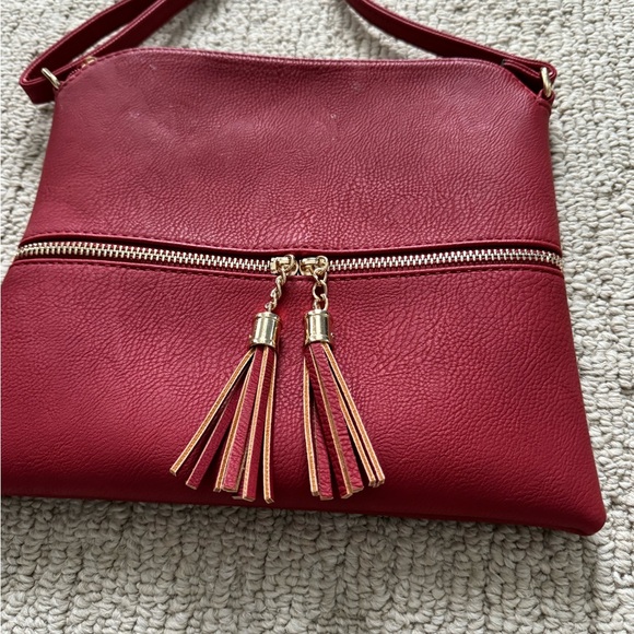 Red faux leather cross-body bag, gold accents, new without tags - Picture 3 of 8